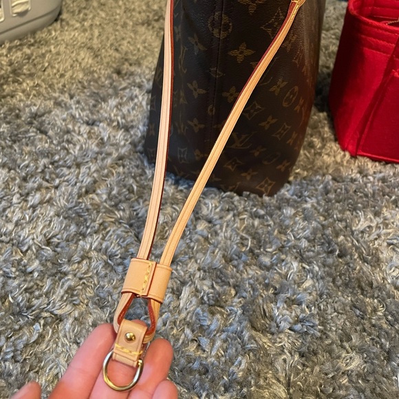 Louis Vuitton Monogram Neverfull MM - Picture 9 of 14